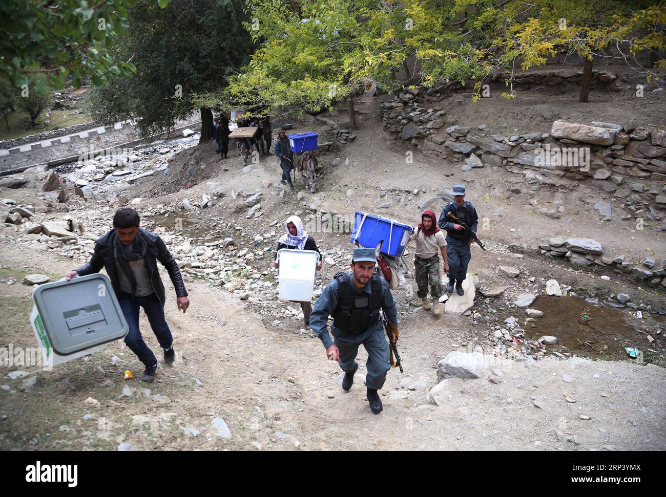 (181020) -- PANJSHIR, 20. Oktober 2018 -- Arbeiter der Afghan Independent Election Commission (IEC) transportieren Wahlmaterial im Abdullah Khil-Tal im Bezirk Dara der Provinz Panjshir im Osten Afghanistans, am 19. Oktober 2018. Afghanistan wird am Samstag Wahlen für Wolesi Jirga oder das Unterhaus des parlaments abhalten, und zwar inmitten ernster Sicherheitsprobleme. ) (Djj) AFGHANISTAN-PANJSHIR-WAHLMATERIAL RahmatxAlizadah PUBLICATIONxNOTxINxCHN Stockfoto