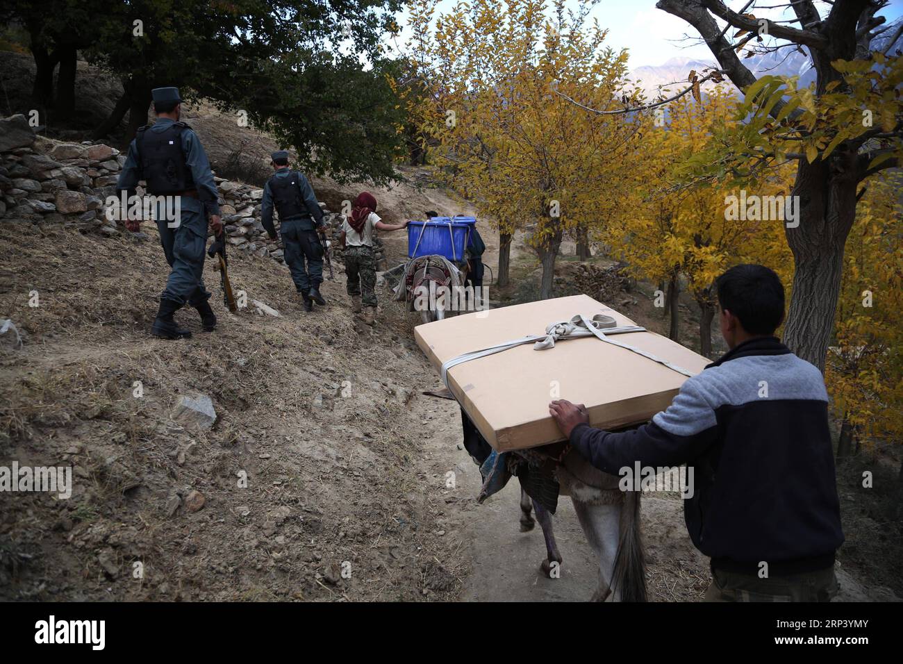 (181020) -- PANJSHIR, 20. Oktober 2018 -- Arbeiter der Afghan Independent Election Commission (IEC) transportieren Wahlmaterial im Abdullah Khil-Tal im Bezirk Dara der Provinz Panjshir im Osten Afghanistans, am 19. Oktober 2018. Afghanistan wird am Samstag Wahlen für Wolesi Jirga oder das Unterhaus des parlaments abhalten, und zwar inmitten ernster Sicherheitsprobleme. ) (Djj) AFGHANISTAN-PANJSHIR-WAHLMATERIAL RahmatxAlizadah PUBLICATIONxNOTxINxCHN Stockfoto