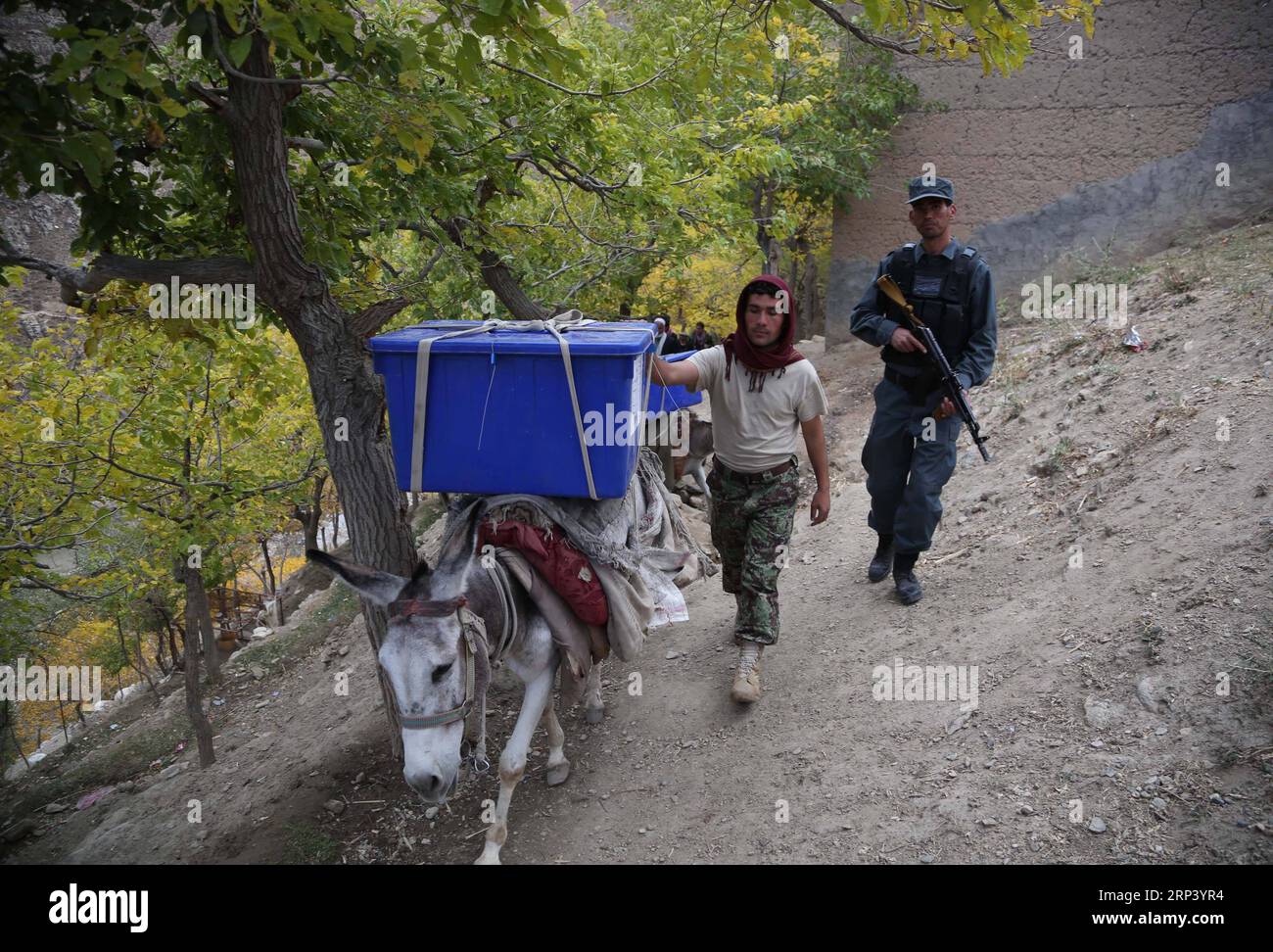 (181020) -- PANJSHIR, 20. Oktober 2018 -- Arbeiter der Afghan Independent Election Commission (IEC) transportieren Wahlmaterial im Abdullah Khil-Tal im Bezirk Dara der Provinz Panjshir im Osten Afghanistans, am 19. Oktober 2018. Afghanistan wird am Samstag Wahlen für Wolesi Jirga oder das Unterhaus des parlaments abhalten, und zwar inmitten ernster Sicherheitsprobleme. ) (Djj) AFGHANISTAN-PANJSHIR-WAHLMATERIAL RahmatxAlizadah PUBLICATIONxNOTxINxCHN Stockfoto