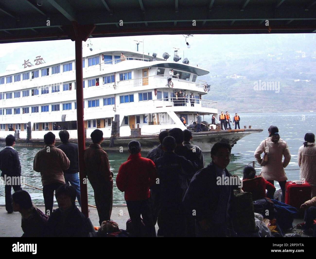 (181020) -- PEKING, 20. Oktober 2018 -- Eine Fähre, die Passagiere befördert, verlässt den Yunyang-Hafen in Chongqing, Südwestchina, 2. Februar 2004. Wenn Sie vor 40 Jahren nach Peking, der Hauptstadt Chinas, kamen, wurden Sie wahrscheinlich vom Meer der Fahrräder auf den Straßen getroffen, ein einzigartiges Phänomen, das China den Titel Königreich der Fahrräder einbrachte. Damals konnten sich die Chinesen keine Autos leisten, und nur wenige Menschen konnten mit dem Flugzeug reisen, geschweige denn mit häufigen Fernreisen. Züge, damals das häufigste Transportmittel, waren immer in den staubigen Abteilen verpackt. Die Räder des Wandels hatten jedoch begonnen, zu m Stockfoto