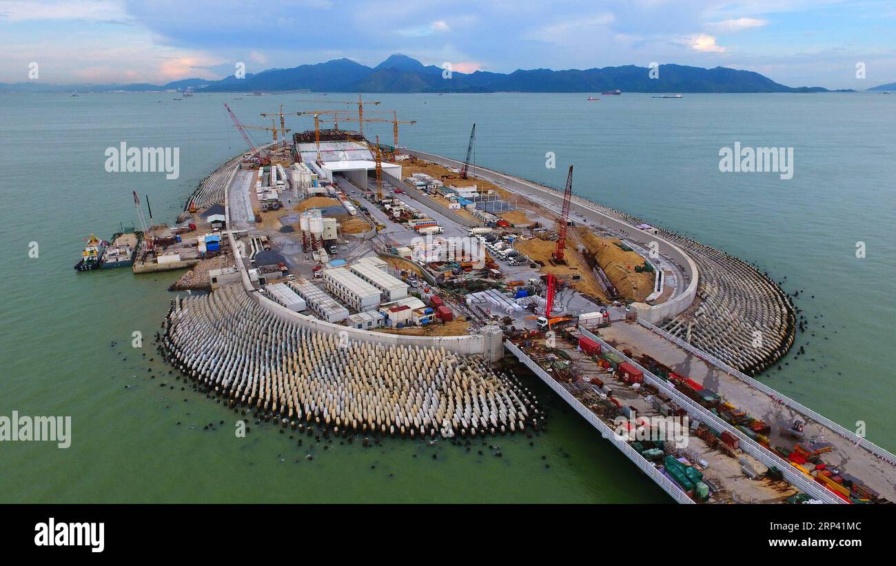 (181022) -- ZHUHAI, 22. Oktober 2018 -- Luftaufnahme vom 4. Juli 2017 zeigt die Baustelle der Hong Kong-Zhuhai-Macao-Brücke in den Gewässern von Lingdingyang, Südchina. Die Hong Kong-Zhuhai-Macao-Brücke soll am 24. Oktober um 9.00 Uhr offiziell für den Verkehr geöffnet sein. Die 55 Kilometer lange Brücke, die sich in den Gewässern von Lingdingyang an der Mündung des Pearl River befindet, wird die längste Seebrücke der Welt sein. Der Bau begann am 15. Dezember 2009. Es wird die Reisezeit zwischen Hongkong und Zhuhai von drei Stunden auf nur 30 Minuten verkürzen und die Städte im Perlflussdelta weiter integrieren. ) Stockfoto