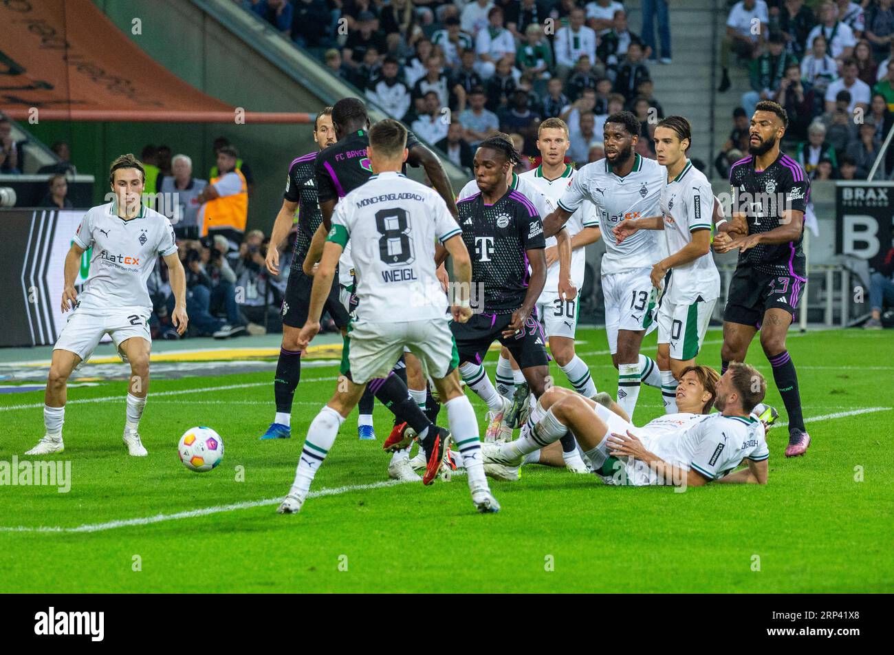 Sport, Fußball, Bundesliga, 2023/2024, Borussia Moenchengladbach vs. FC Bayern München 1-2, Stadion Borussia Park, Szene des Spiels, f.l.t.r. Rocco Reitz (MG), Harry Edward Kane (FCB), Dayotchanculle Oswald Upamecano (FCB), Julian Weigl (MG), Alphonso Bocheson Jordan, Alphonso-MG Marvin Friedrich (MG), Eric-Maxim Choupo-Moting (FCB), DFL-VORSCHRIFTEN VERBIETEN JEDE VERWENDUNG VON FOTOGRAFIEN ALS BILDSEQUENZEN UND/ODER QUASI-VIDEO Stockfoto