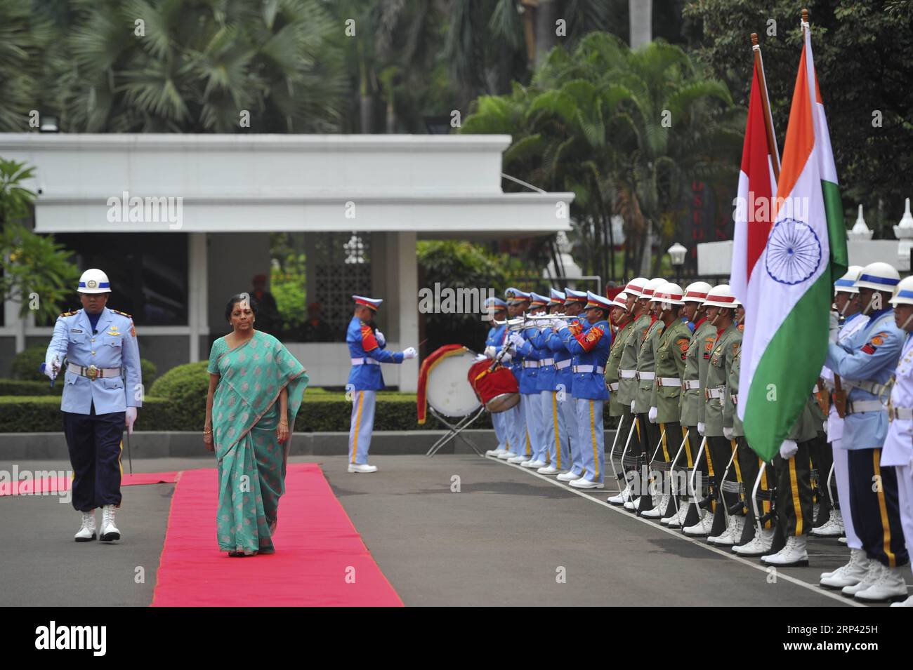 (181023) -- JAKARTA, 23. Oktober 2018 -- die indische Verteidigungsministerin Nirmala Sitharaman(2. L) berichtet über die Ehrenwachen während ihres Besuchs in Jakarta, Indonesien, 23. Oktober 2018. ) (gj) INDONESIEN-JAKARTA-INDIEN-VERTEIDIGUNGSMINISTER-BESUCH Zulkarnain PUBLICATIONxNOTxINxCHN Stockfoto