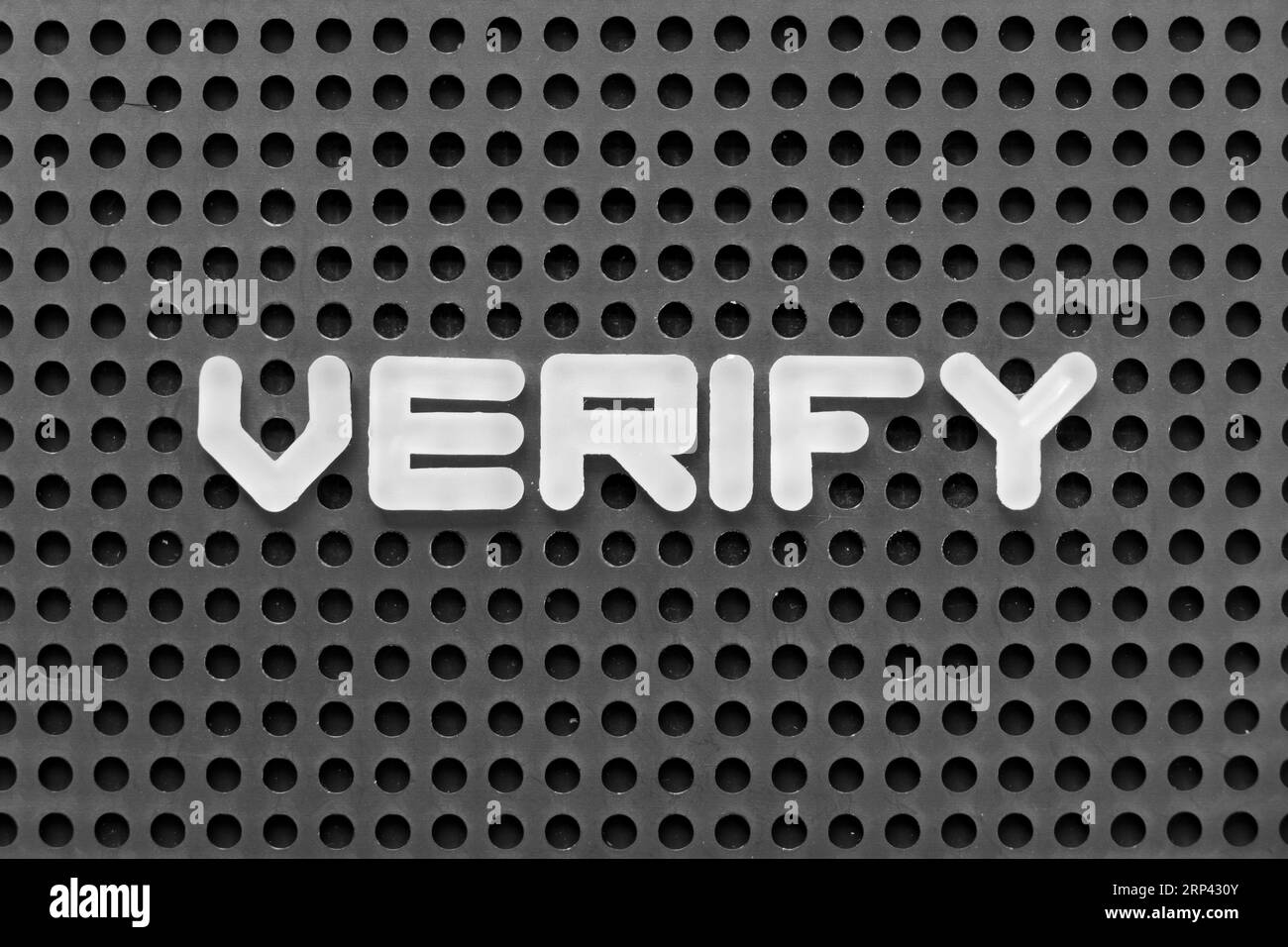 Weißer Buchstabe im Wort „Verify“ auf schwarzem Hintergrund Stockfoto