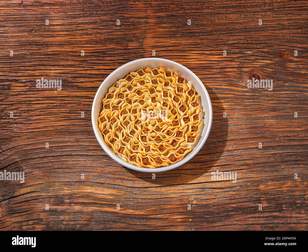 Traditionelles türkisches Essen und Ravioli, Manti, auf einem wunderschönen Hintergrund und Teller. Stockfoto