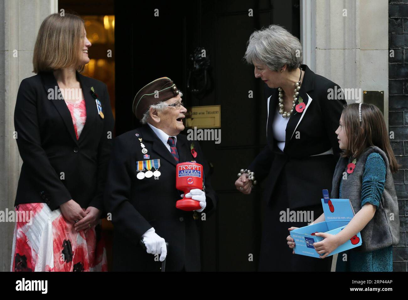(181025) -- LONDON, 25. Oktober 2018 -- die britische Premierministerin Theresa May (2. R) spricht mit der aus dem Zweiten Weltkrieg stammenden Veteranin Barbara Weatherill (2. L) während des Starts des Poppy Appeal vor der 10 Downing Street in London, Großbritannien, am 25. Oktober 2018. Die Gedenktafel Mohn ist eine künstliche Blume, die seit 1921 verwendet wird, um Soldaten zu gedenken, die im Krieg gestorben sind. ) GROSSBRITANNIEN-LONDON-PREMIERMINISTER-GEDENKEN MOHNBLUME TIMXIRELAND PUBLICATIONXNOTXINXCHN Stockfoto