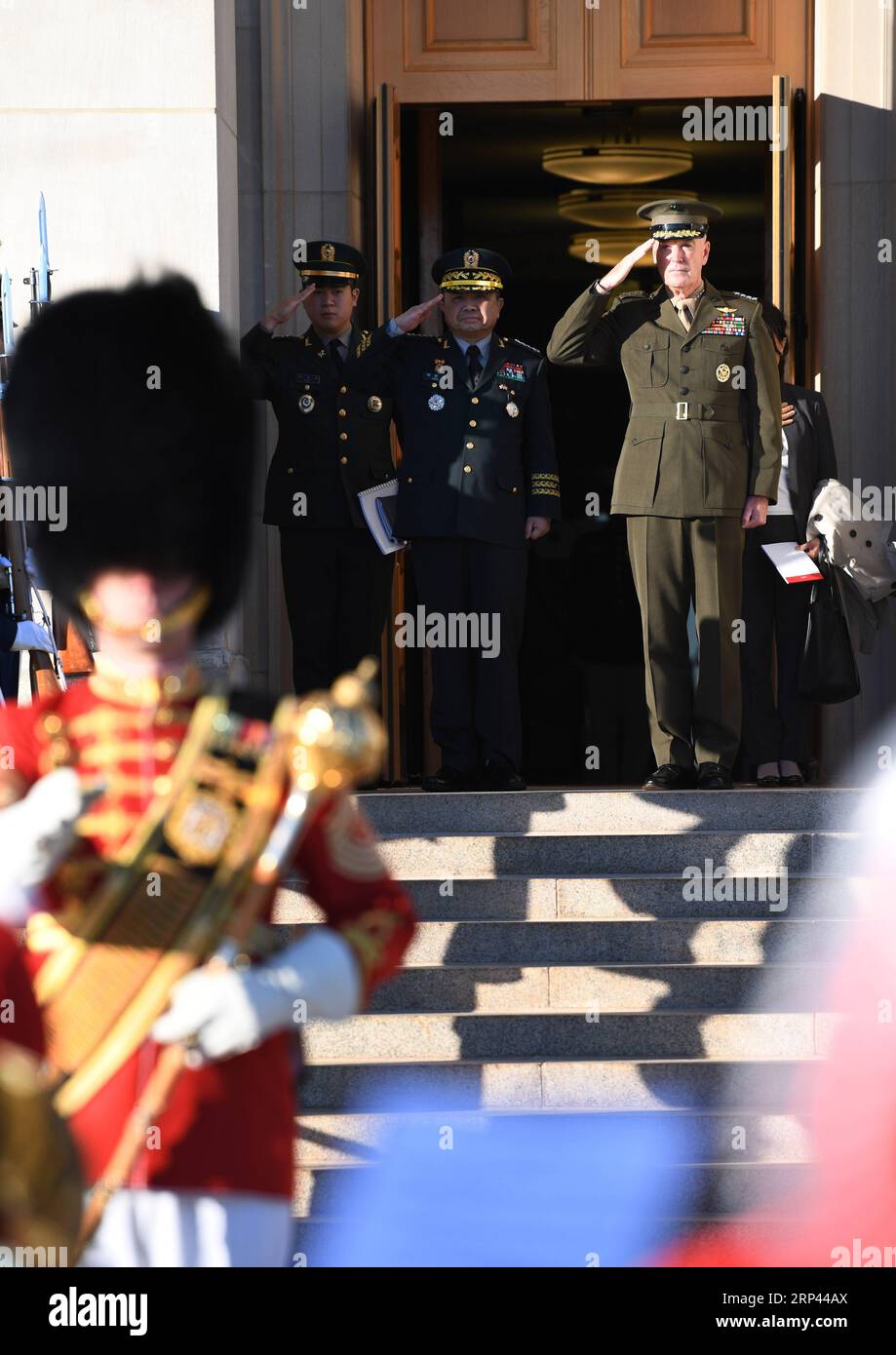 (181025) -- WASHINGTON, 25. Oktober 2018 -- der Vorsitzende des US Joint Chiefs of Staff Joseph Dunford (R, Center) hält am 25. Oktober 2018 eine Begrüßungszeremonie für den südkoreanischen Joint Chiefs of Staff Chairman General Park Han-KI (L, Center) im Pentagon, Virginia, USA, ab. USA-VIRGINIA-SÜDKOREA-GEMEINSAME LEITER DES STABSVORSITZENDEN-BESUCH LIUXJIE PUBLICATIONXNOTXINXCHN Stockfoto