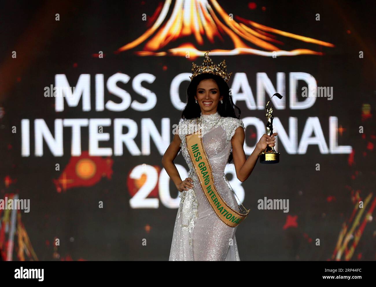 (181026) -- , 26. Oktober 2018 -- Clara Sosa aus Paraguay feiert, nachdem sie in der Miss Grand International 2018 in Myanmar, 25. Oktober 2018 gekrönt wurde. U Aung) (yk) MYANMAR--MISS GRAND INTERNATIONAL 2018 yangon PUBLICATIONxNOTxINxCHN Stockfoto