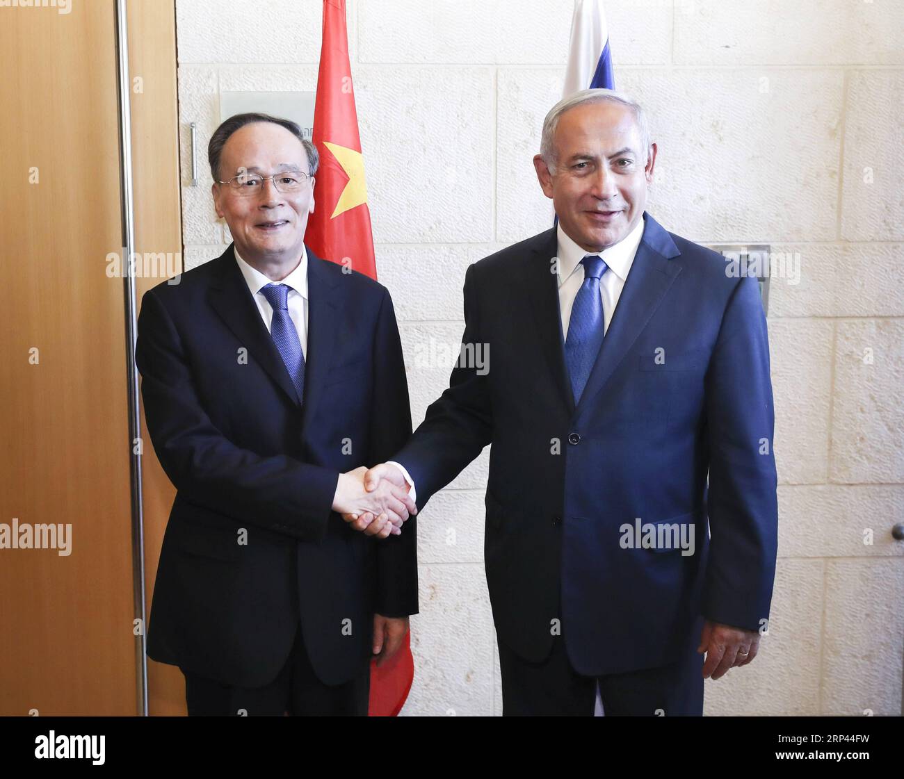 (181025) -- JERUSALEM, 25. Oktober 2018 -- Chinas Vizepräsident Wang Qishan trifft sich am 24. Oktober 2018 in Jerusalem mit dem israelischen Premierminister Benjamin Netanjahu. Wang besuchte Israel vom 22. Oktober bis zum 25. Oktober auf Einladung des israelischen Premierministers Benjamin Netanjahu. )(wsw) CHINA-ISRAEL-WANG QISHAN-VISIT PangxXinglei PUBLICATIONxNOTxINxCHN Stockfoto