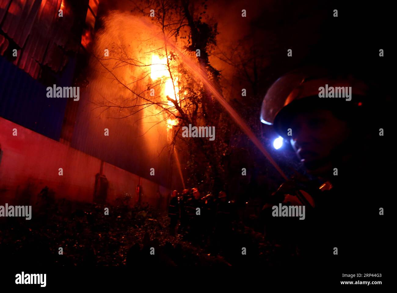 (181026) -- , Oktober 26, 2018 -- Feuerwehrleute versuchen, ein Feuer in der Stadt Hlaingthaya in Myanmar am 26. Oktober 2018 zu löschen. Am späten Donnerstag brach in der Fabrik von AA Electronics in der Stadt Hlaingthaya in Myanmar ein riesiges Feuer aus. U Aung) (yk) MYANMAR--FIRE yangon PUBLICATIONxNOTxINxCHN Stockfoto