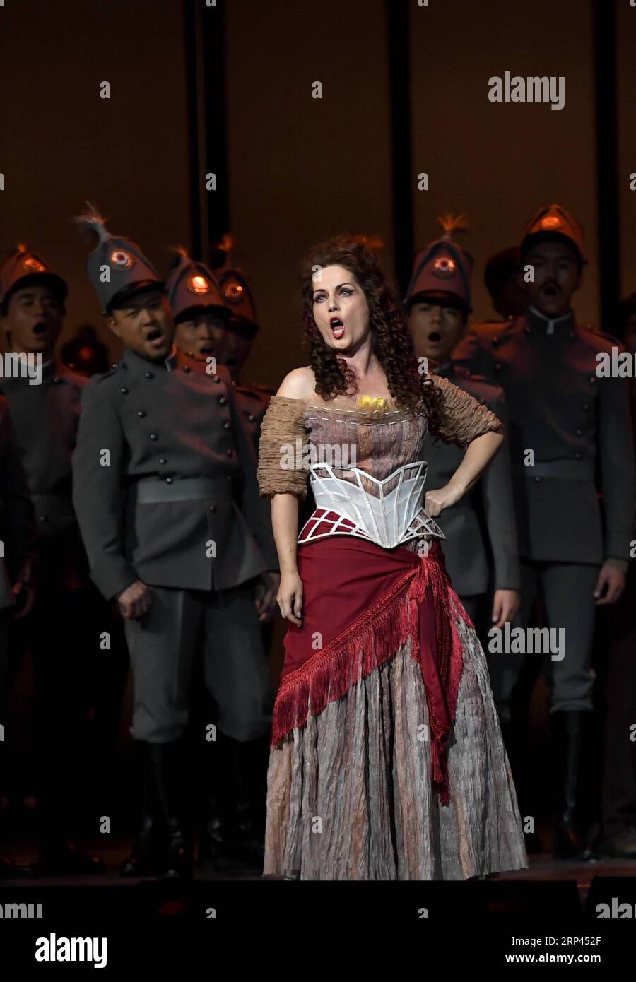 (181026) -- XI AN, 26. Oktober 2018 -- Schauspielerin Jolana Fogasova tritt während einer Probe für die Oper Carmen im Shaanxi Opera House in Xi an, Provinz Shaanxi im Nordwesten Chinas, 24. Oktober 2018 auf. Die Oper Carmen wurde hier am Freitag inszeniert. )(mcg) CHINA-XI AN-OPERA CARMEN (CN) LixYibo PUBLICATIONxNOTxINxCHN Stockfoto