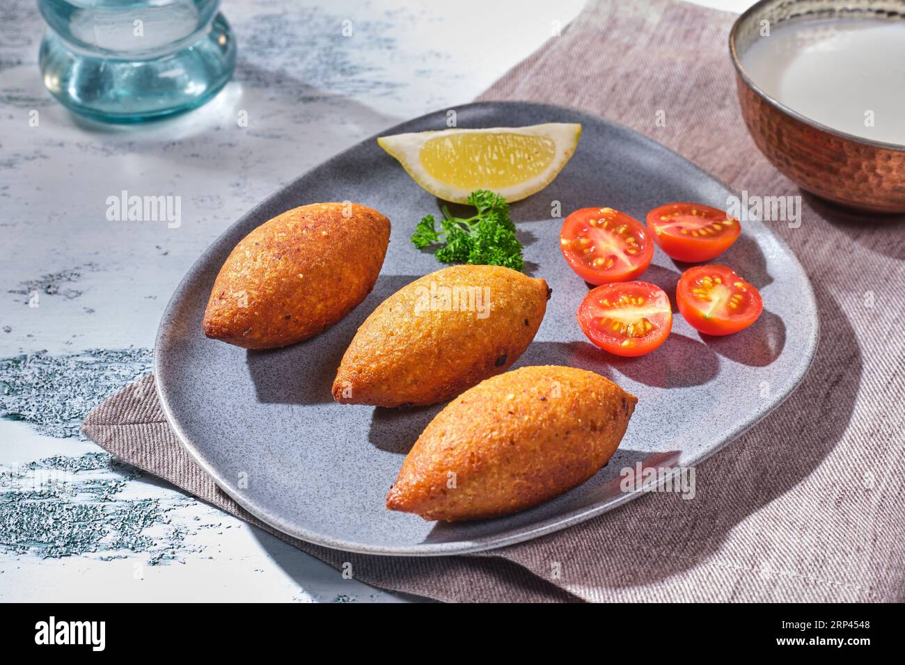 Traditionelles türkisches Essen und Ravioli, Manti, auf einem wunderschönen Hintergrund und Teller. Stockfoto