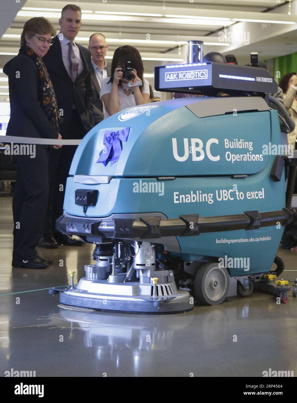 (181027) -- VANCOUVER, 27. Oktober 2018 -- Menschen beobachten eine Demonstration eines Bodenreinigungsroboters an der University of British in Vancouver, Kanada, 26. Oktober 2018. Ausgestattet mit KI-Selbstlernfähigkeiten beginnen die selbstfahrenden Bodenreinigungsroboter nun auf dem Campus der University of British Columbia zu arbeiten, um die Arbeitsbelastung der Reinigungspersonen zu verringern. ) (Jmmn) CANADA-VANCOUVER-FLOOR-CLEANING-ROBOT Liangxsen PUBLICATIONxNOTxINxCHN Stockfoto