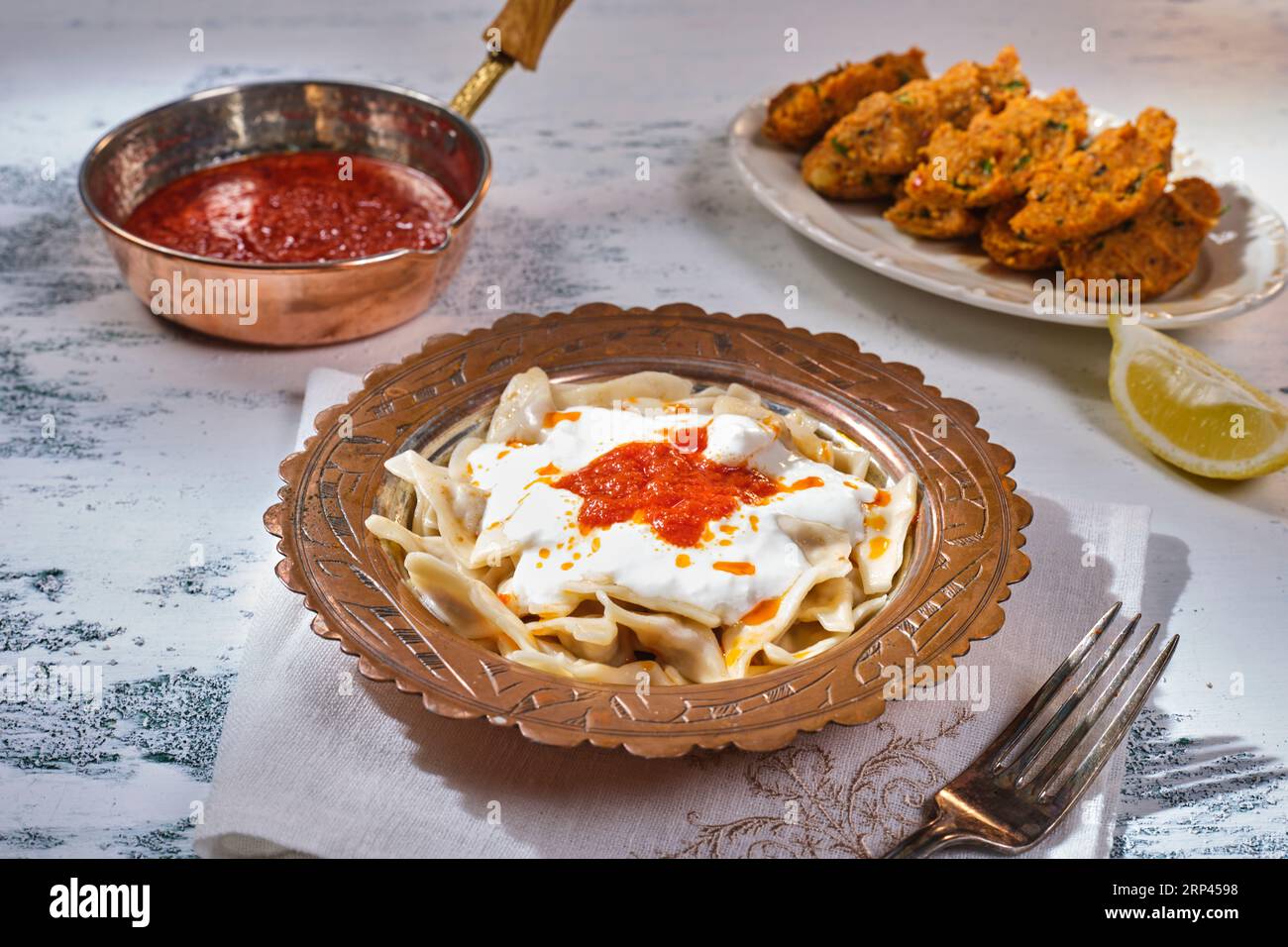 Traditionelles türkisches Essen und Ravioli, Manti, auf einem wunderschönen Hintergrund und Teller. Stockfoto