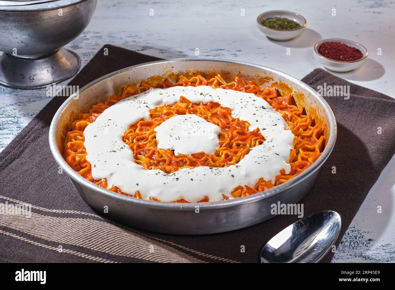 Traditionelles türkisches Essen und Ravioli, Manti, auf einem wunderschönen Hintergrund und Teller. Stockfoto