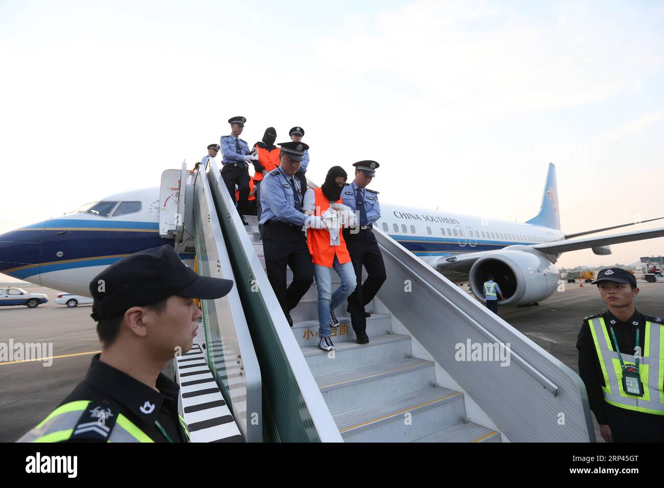 (181027) -- GUANGZHOU, 27. Oktober 2018 -- Verdächtige von Wirtschaftskriminalität werden begleitet, um am Guangzhou Baiyun International Airport in Guangzhou, der Hauptstadt der südchinesischen Provinz Guangdong, am 26. Oktober 2018 anzukommen. Siebzehn Flüchtlinge, die verdächtigt werden, illegale Spendenaktionen über Online-Kreditplattformen zu sammeln, kehrten am Freitag aus Thailand nach Guangzhou zurück. Seit Juni sind einige Führungskräfte, die illegale Peer-to-Peer-Online-Kreditplattformen betreiben, aufgrund einer Kapitalkrise aus Übersee geflohen. Das Ministerium für öffentliche Sicherheit hat daher spezialisierte Arbeitseinheiten nach Übersee entsandt, um diese Verdächtigen von Wirtschaftskriminalität zu fangen. ) ( Stockfoto
