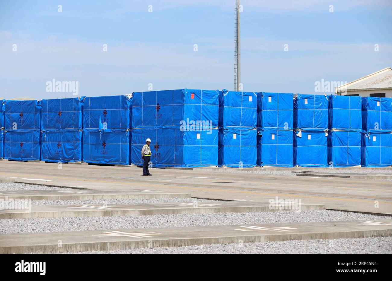 (181027) -- , Oktober 27, 2018 -- Container mit vorgefertigten Häusern werden während einer Übergabezeremonie im Myanmar Thilawa Hafen in , Myanmar, 27. Oktober 2018 gesehen. China übergab 1.000 vorgefertigte Häuser im Wert von 15,9 Milliarden Kyats (10,3 Millionen US-Dollar) an die Behörden Myanmars für Vertriebene im Bundesstaat Rakhine am Samstagabend im Hafen von Myanmar, Thilawa. U Aung)(dtf) MYANMAR--CHINA-SPENDE yangon PUBLICATIONxNOTxINxCHN Stockfoto