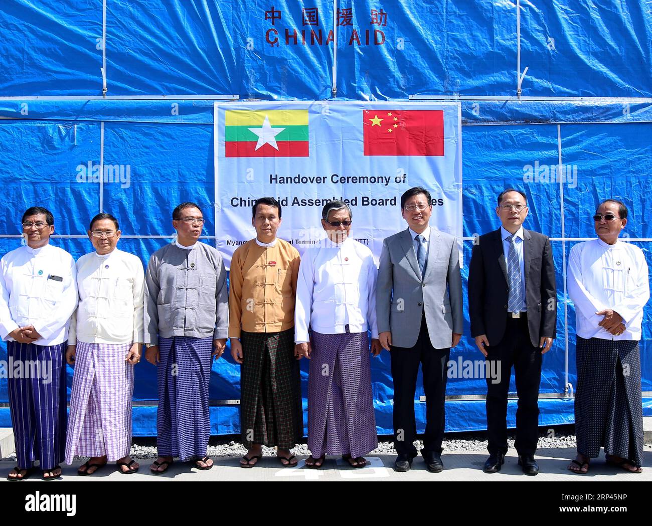 (181027) -- , Oktober 27, 2018 -- Ehrengäste posieren für ein Gruppenfoto während einer Übergabezeremonie im Myanmar Thilawa Hafen in , Myanmar, 27. Oktober 2018. China übergab 1.000 vorgefertigte Häuser im Wert von 15,9 Milliarden Kyats (10,3 Millionen US-Dollar) an die Behörden Myanmars für Vertriebene im Bundesstaat Rakhine am Samstagabend im Hafen von Myanmar, Thilawa. U Aung)(dtf) MYANMAR--CHINA-SPENDE yangon PUBLICATIONxNOTxINxCHN Stockfoto