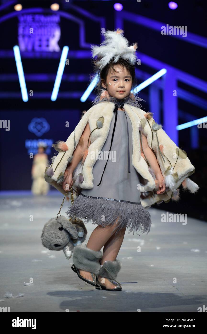 (181027) -- , Oktober 27, 2018 -- Ein Kind präsentiert eine Kreation des vietnamesischen Designers Thao Nguyen am zweiten Tag der Vietnam International Fashion Week (VIFW) Herbst/Winter 2018 in , Hauptstadt von Vietnam, 26. Oktober 2018. Das VIFW findet vom 25. Bis 27. Oktober statt. NGO Minh Tien)(dtf) VIETNAM--FASHION WEEK hanoi PUBLICATIONxNOTxINxCHN Stockfoto