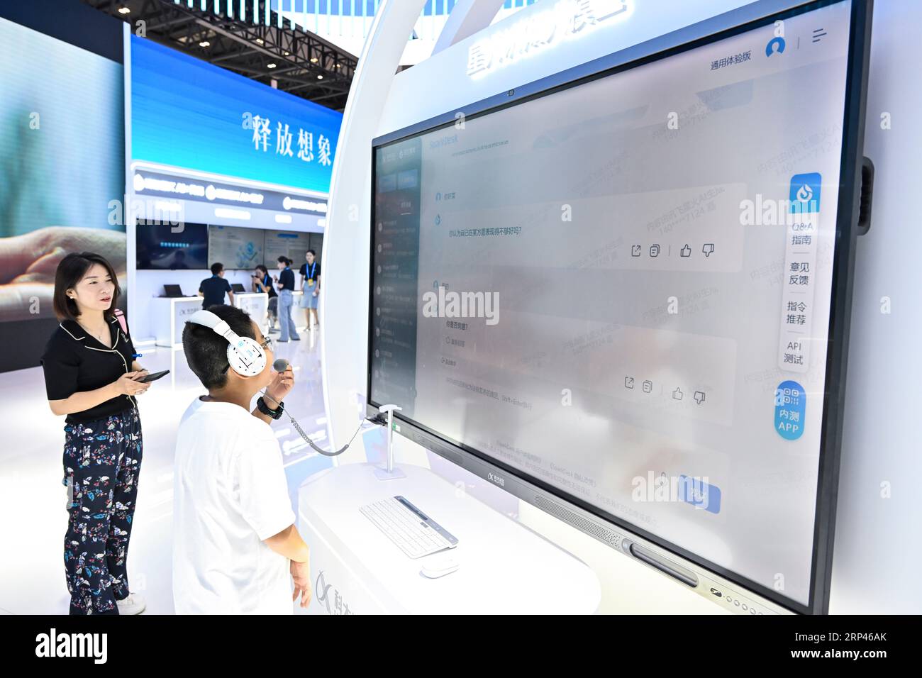 Chongqing, Smart China Expo im südwestchinesischen Chongqing. September 2023. Ein Junge erlebt das AI-gestützte Großsprachenmodell Spark Desk, ein generatives Sprachmodell, das von iFlytek, einem führenden chinesischen KI-Unternehmen, auf dem Austragungsort der Smart China Expo 2023 im südwestchinesischen Chongqing, 3. September 2023, ins Leben gerufen wurde. Die Smart China Expo 2023 findet vom 4. Bis 6. September im Chongqing International Expo Center statt. Quelle: Wang Quanchao/Xinhua/Alamy Live News Stockfoto