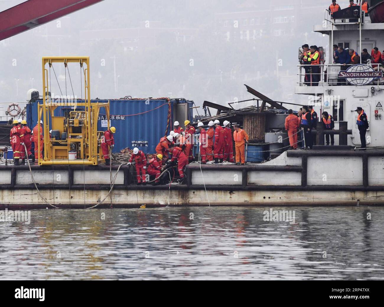 (181030) -- WANZHOU, 30. Oktober 2018 -- Foto aufgenommen am 30. Oktober 2018 zeigt Rettungskräfte, die am Unfallort im Bezirk Wanzhou im südwestchinesischen Chongqing arbeiten. Die Zahl der Toten ist auf drei gestiegen, nachdem ein Bus am Sonntag in Chongqing in den Yangtze-Fluss stürzte. Mit Hilfe von Sonar-Technologie und Unterwasserrobotern wurde der Bus 73 Meter unter Wasser gefunden, so Zhou Dongrong, von Shanghai Salvage Co., einem staatlichen Bergungsunternehmen. Rettungsarbeiten sind noch im Gange. Laut Zhou führen insgesamt 18 professionelle Taucher Bergungsarbeiten durch. )(WSW) CHINA-CHONGQING-BUS CRASH-RES Stockfoto