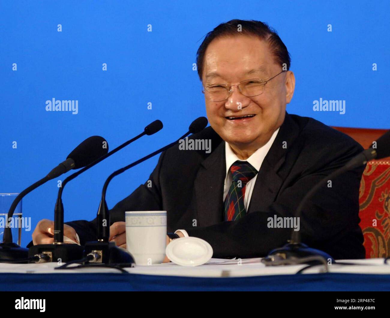 (181030) -- PEKING, 30. Oktober 2018 -- in diesem Foto ist Jin Yong eingeladen, am 18. Juni 2007 eine Rede an der Peking-Universität in Peking, der Hauptstadt Chinas, zu halten. Der berühmte chinesische Kampfkunstschriftsteller Louis Cha Leung-yung, besser bekannt unter seinem Pseudonym Jin Yong, starb am Dienstag im Alter von 94 Jahren in einem Krankenhaus in Hongkong. Cha schuf zwischen 1955 und 1972 viele weit verbreitete Kampfkunstromane. Cha, der auch die Hongkonger Tageszeitung Ming Pao mitbegründete, gilt als einer der größten und beliebtesten Kampfkunstschriftsteller. (Sxk) CHINA-JIN YONG-PASS WEG LuoxXiaoguang PUBLICATIONxNOTxINxC Stockfoto