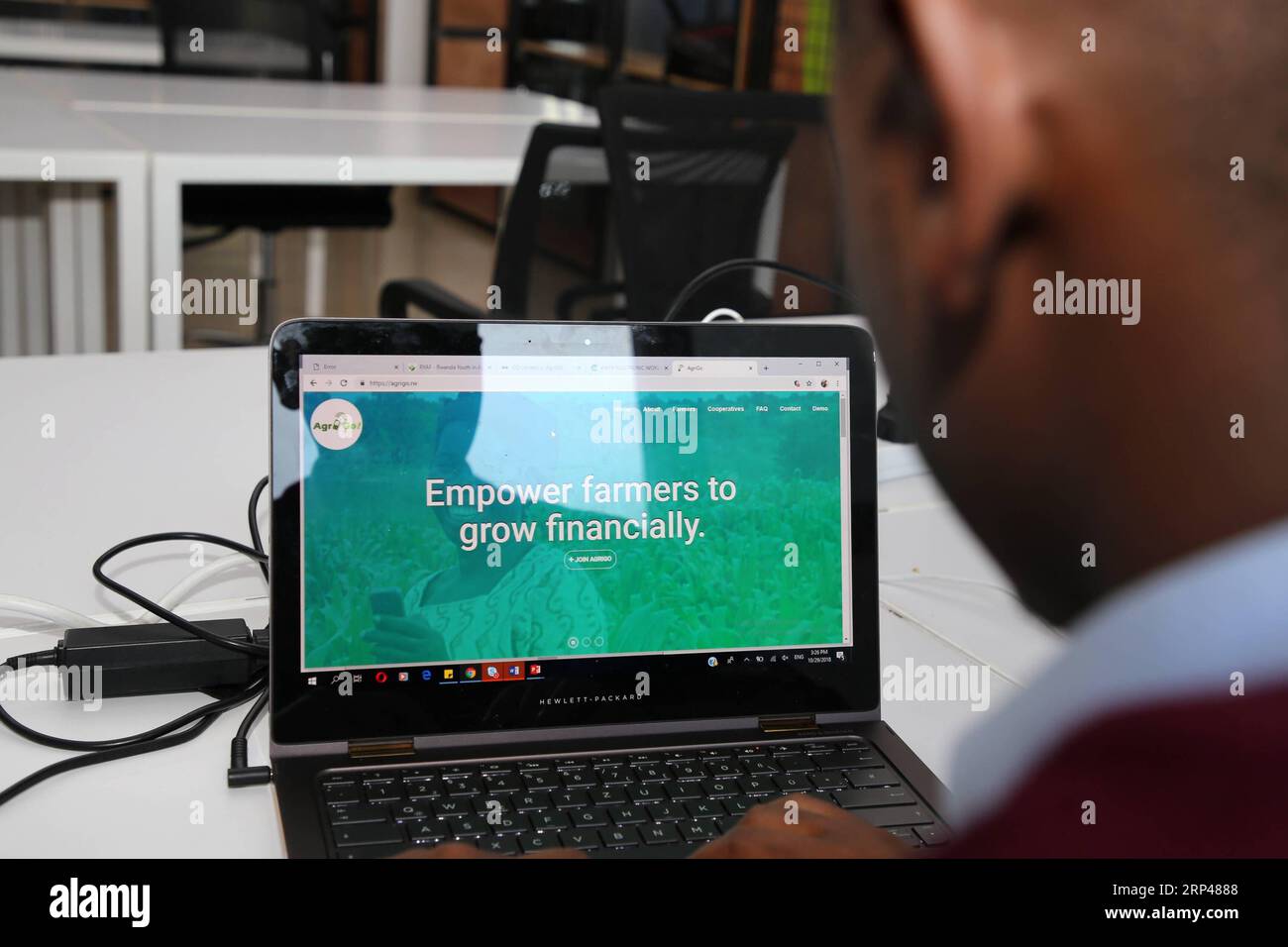 (181030) -- KIGALI, 30. Oktober 2018 -- der 26-jährige Unternehmensgründer Dioscore Shikama durchsucht am 29. Oktober 2018 die Website seines Unternehmens in Kigali, der Hauptstadt Ruandas. Er hat sich ein Ziel gesetzt, um globalen Landwirten zu dienen, nachdem er im November letzten Jahres an einem Schulungsprogramm für E-Commerce-Gründer teilgenommen hat, das von Chinas E-Commerce-Gigant Alibaba in China bereitgestellt wurde. Ein Startup-Drehkreuz im 4. Stock eines Geschäftsgebäudes in der ruandischen Hauptstadt Kigali ist der Ort, an dem Dioscore Shikama sein AGRI-Tech-E-Commerce-Unternehmen gründet. DAZU KOMMT Feature: Chinas E-Commerce-Gigant gibt mit POTE Erfahrungen nach Afrika weiter Stockfoto