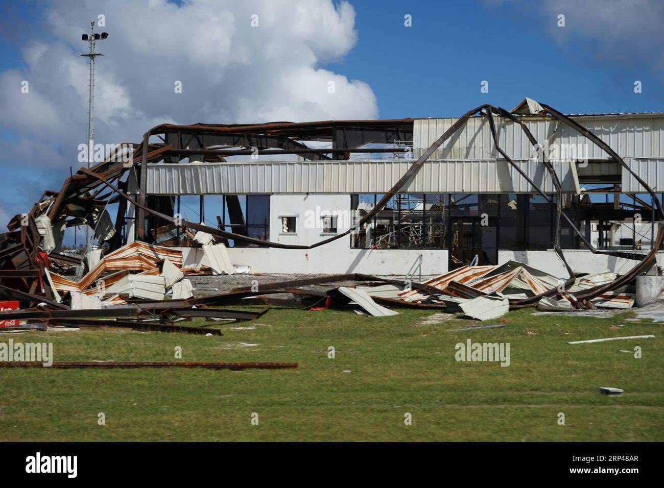 (181030) -- SAIPAN, 30. Oktober 2018 -- Foto aufgenommen am 30. Oktober 2018 zeigt einen Blick auf die Schäden, die durch den Super Typhoon Yutu vor dem internationalen Flughafen Saipan, dem Commonwealth of the Northern Mariana Islands (CNMI), verursacht wurden. Der Super Typhoon Yutu, der die Inselgebiete am vergangenen Mittwoch über Nacht getroffen hat, verursachte erhebliche Schäden an der kritischen Infrastruktur auf Saipan und Tinian, einschließlich des Flughafens Saipan. ) (Djj) NÖRDLICHE MARIANEN-INSELN-SAIPAN-TAIFUN GaoxShan PUBLICATIONxNOTxINxCHN Stockfoto