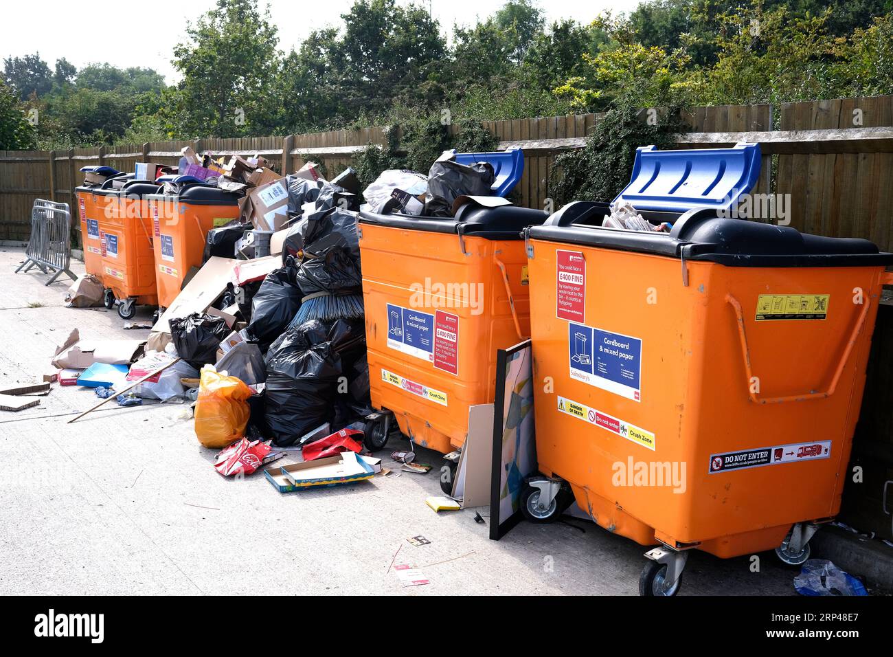 Recycelte Mülltonnen in herne Bay Town, thanet, East kent, uk, 3. september 2023 Stockfoto