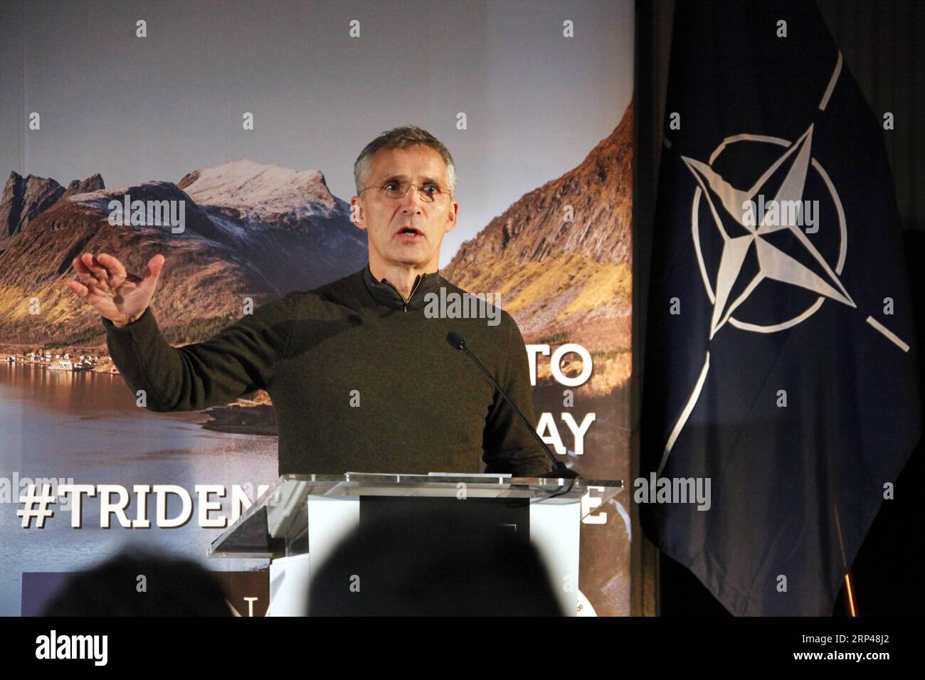 News Bilder des Tages (181030) -- TRONDHEIM (NORWEGEN), 30. Oktober 2018 -- NATO-Generalsekretär Jens Stoltenberg spricht auf einer Pressekonferenz in der Nähe von TRONDHEIM, Norwegen, 30. Oktober 2018. Die NATO sagte am Dienstag, dass die Allianz ihre Pläne für ihre größte militärische Übung seit dem Ende des Kalten Krieges in Norwegen nicht ändern wird, nachdem Russland angekündigt hatte, in dieser Woche Raketen in nahegelegenen internationalen Gewässern zu testen. ) NORWEGEN-TRONDHEIM-NATO-STOLTENBERG-PRESSEKONFERENZ LIANGXYOUCHANG PUBLICATIONXNOTXINXCHN Stockfoto