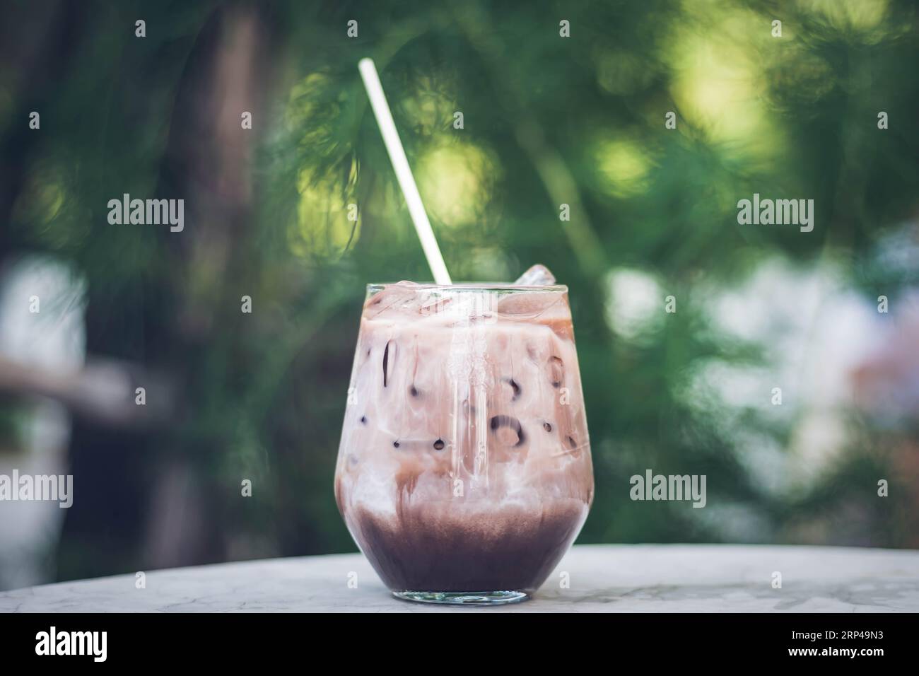 Cooling Cocoa Versuchung: Der erfrischende Geschmack von Iced Chocolate Stockfoto