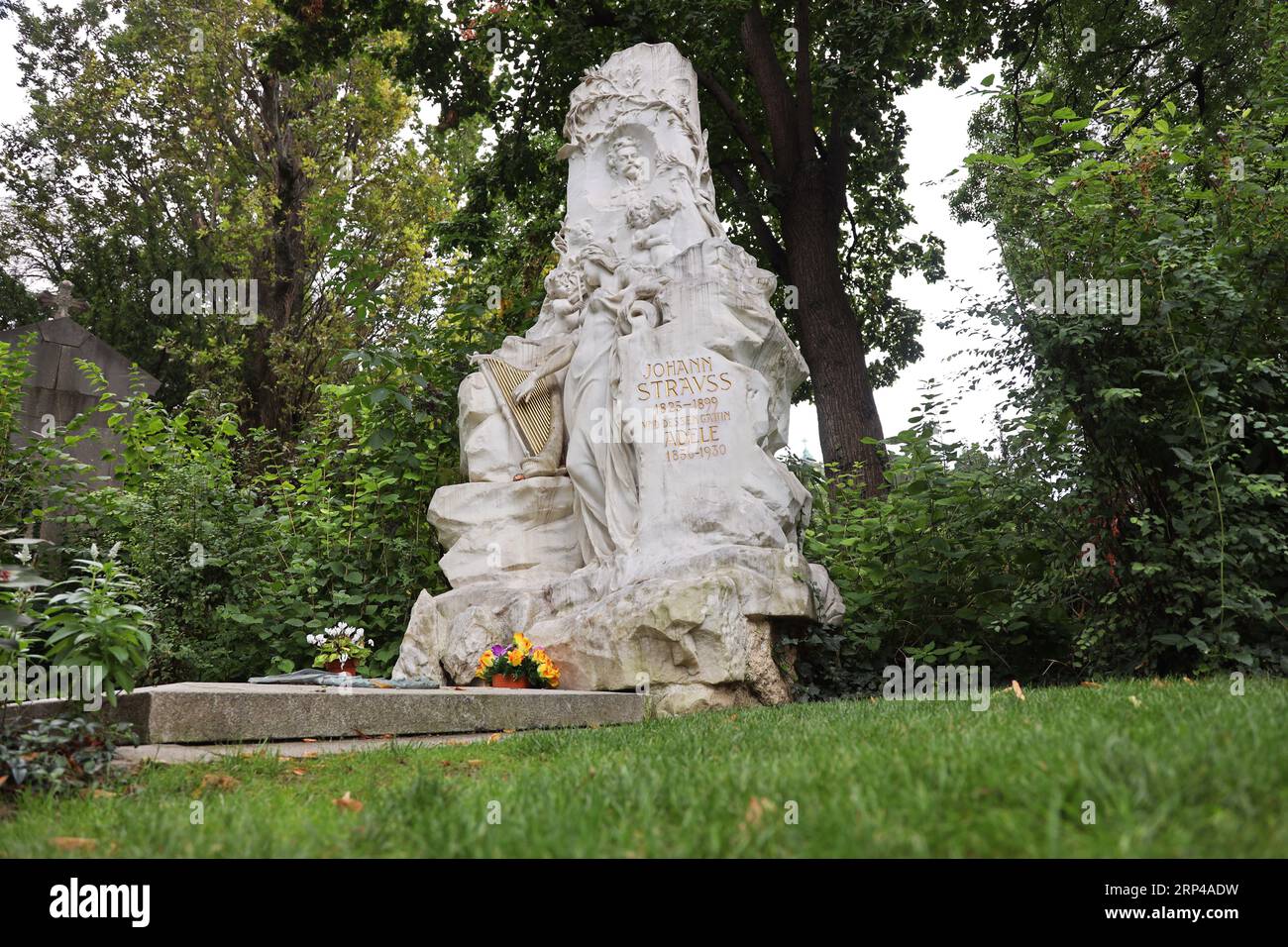 Das Grab von Johann Strauss auf dem Wiener Zentralfriedhof ist eine berührende Hommage an den „Walzer König“. Geschmückt mit einer lebensechten Statue und einer Statue Stockfoto