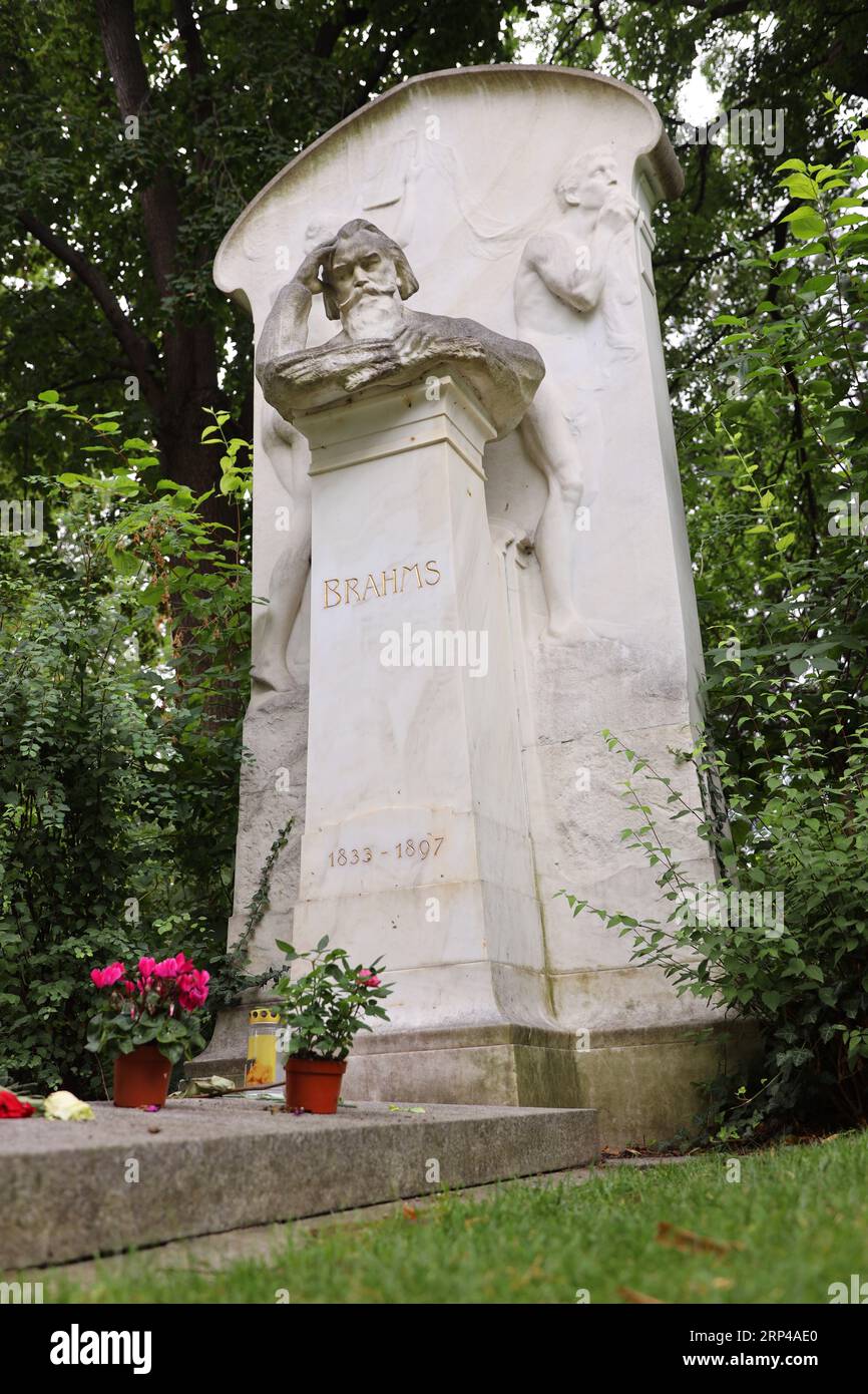 Das Grab von Johannes Brahms, eingebettet auf dem Wiener Zentralfriedhof, ist eine düstere, aber elegante Hommage an einen der großen Komponisten der romantischen peri Stockfoto