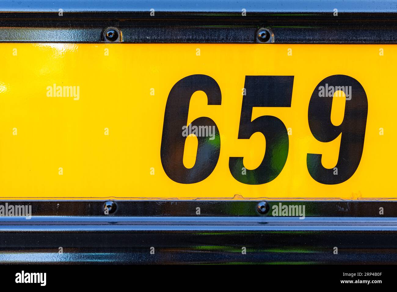 Seite eines geparkten gelben Schulbusses Nummer 659 Stockfoto