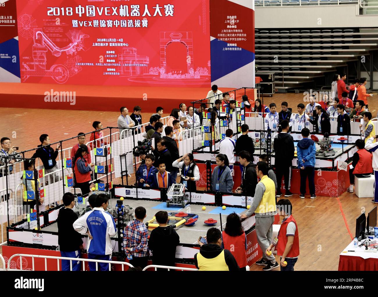 (181103) -- SHANGHAI, 3. Nov. 2018 -- Teilnehmer nehmen am China VEX Robotics Competition 2018 Teil, der auch die Qualifikationsprüfungen der VEX Robotics World Championship 2018 an der Shanghai Jiao Tong University in Shanghai, Ostchina, 3. Nov. 2018 ist. Fast 2.000 Studenten im ganzen Land nahmen an den Versuchen Teil. )(mcg) CHINA-SHANGHAI-VEX ROBOTICS COMPETITION (CN) LiuxYing PUBLICATIONxNOTxINxCHN Stockfoto