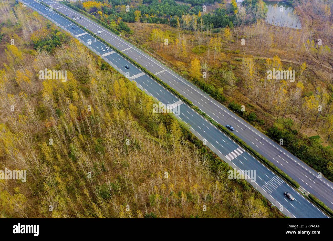 (181104) -- PEKING, 4. November 2018 -- Luftaufnahme vom 3. November 2018 zeigt die Herbstlandschaft in der Stadt Sanshigang in Hefei, der Hauptstadt der ostchinesischen Provinz Anhui. ) (wyo) CHINA-ANHUI-HERBSTANSICHTEN (CN) WangxWen PUBLICATIONxNOTxINxCHN Stockfoto