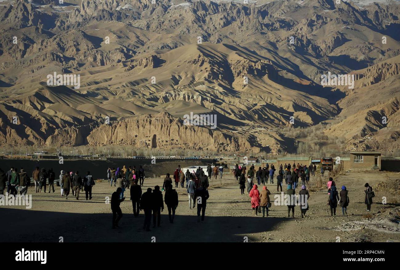 (181104) -- BAMIYAN, 4. November 2018 -- Studenten der Universität gehen auf dem Campus der Bamiyan University in der Provinz Bamiyan, im Zentrum Afghanistans, 4. November 2018. Die Bamiyan University wurde vor etwa zwei Jahrzehnten gegründet, aber 1997 von der Taliban-Einrichtung geschlossen, nachdem die bewaffnete Ausrüstung die Provinz Bamiyan überrannt hatte. Sie wurde 2003 wieder eröffnet und dient seitdem als wichtigstes Hochschulzentrum in der Hochlandregion Afghanistans. UM MIT Feature ZU GEHEN: Mehr Mädchen melden sich an einer Universität in der afghanischen Provinz Bamiyan an, die Beschäftigungssituation nach dem Abschluss ist nach wie vor angespannt )(psw) AFGHANISTAN-BAMIYAN-GIRLS-EDUCATION Noor Stockfoto