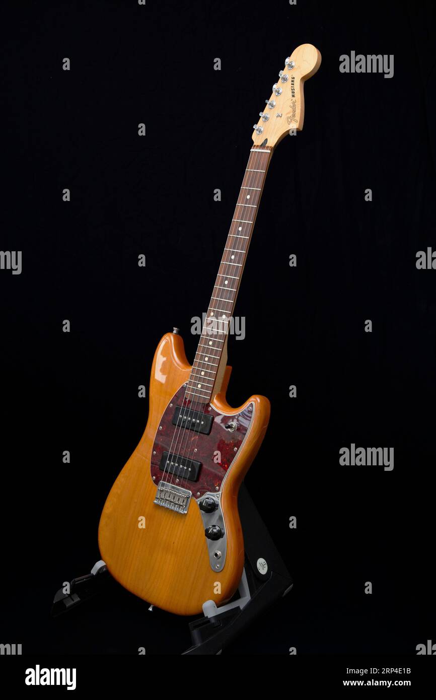 Fender Mustang 90 kurze elektrische Gitarre auf schwarzem Hintergrund. Mexikanisch gebaut, P90-Abholung, 75-jähriges Jubiläum von Fender. Stockfoto