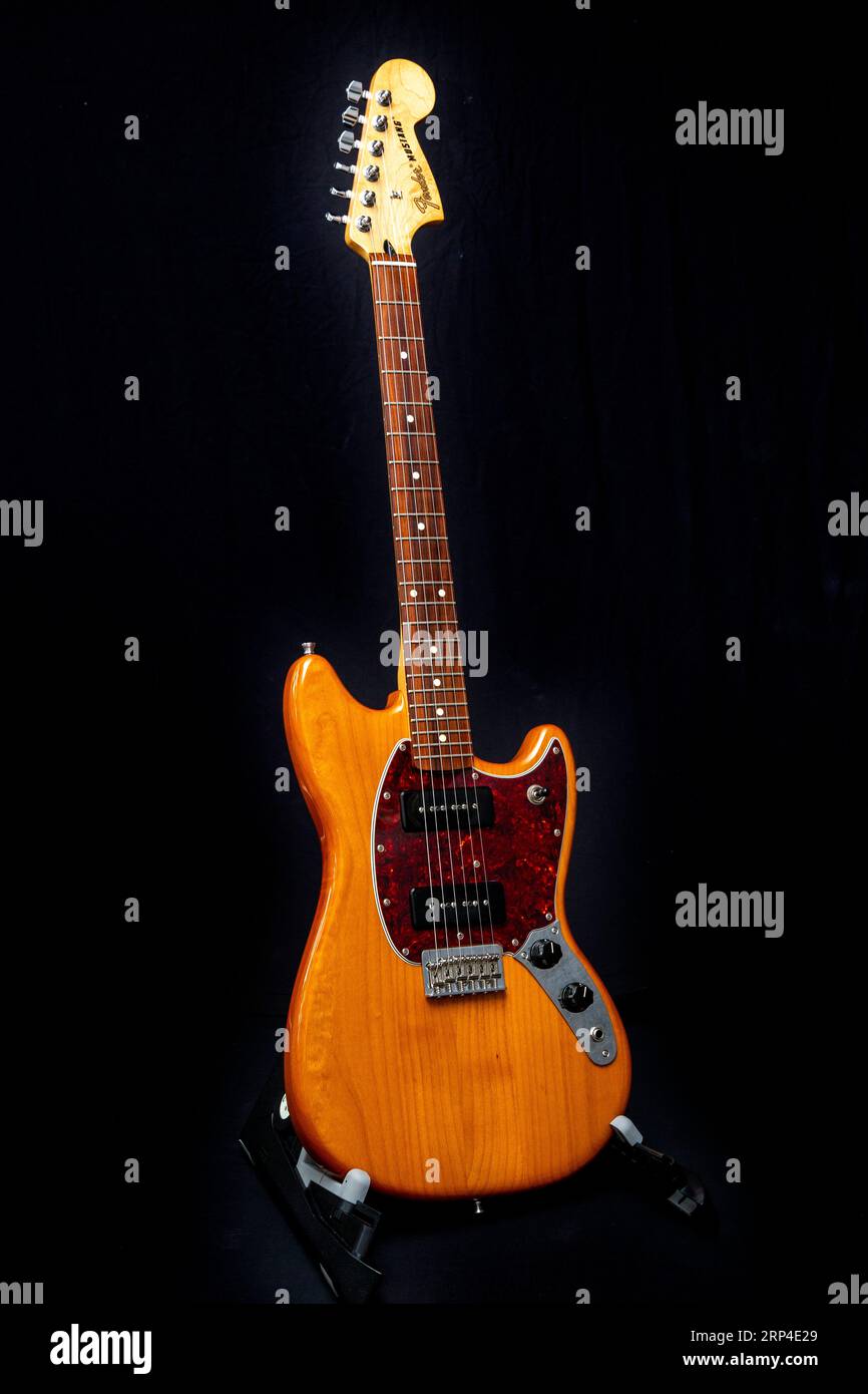 Fender Mustang 90 kurze elektrische Gitarre auf schwarzem Hintergrund. Mexikanisch gebaut, P90-Abholung, 75-jähriges Jubiläum von Fender. Stockfoto