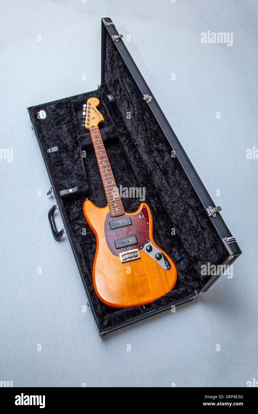 Fender Mustang 90 kurze elektrische Gitarre in Fender Hard Case. Mexikanisch gebaut, P90-Abholung, 75-jähriges Jubiläum von Fender. Stockfoto