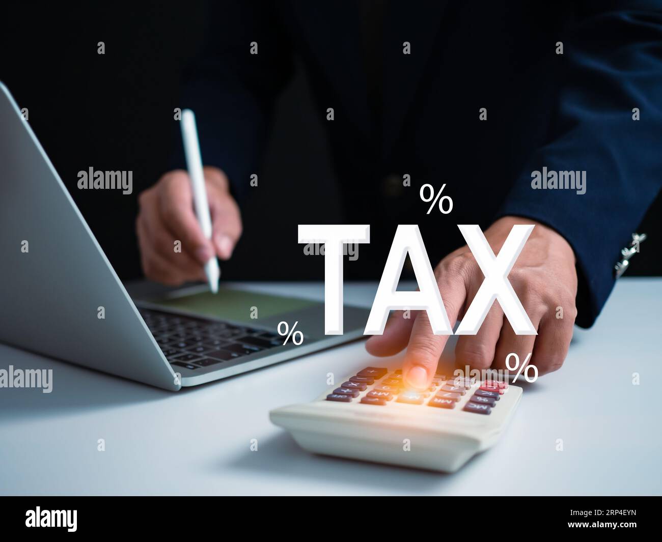 Geschäftsmann, der Computer und Rechner für die Steuerberechnung verwendet, Online-Formular für persönliche Steuererklärung für Steuerzahlung, Finanzbericht, Steuererklärung Stockfoto
