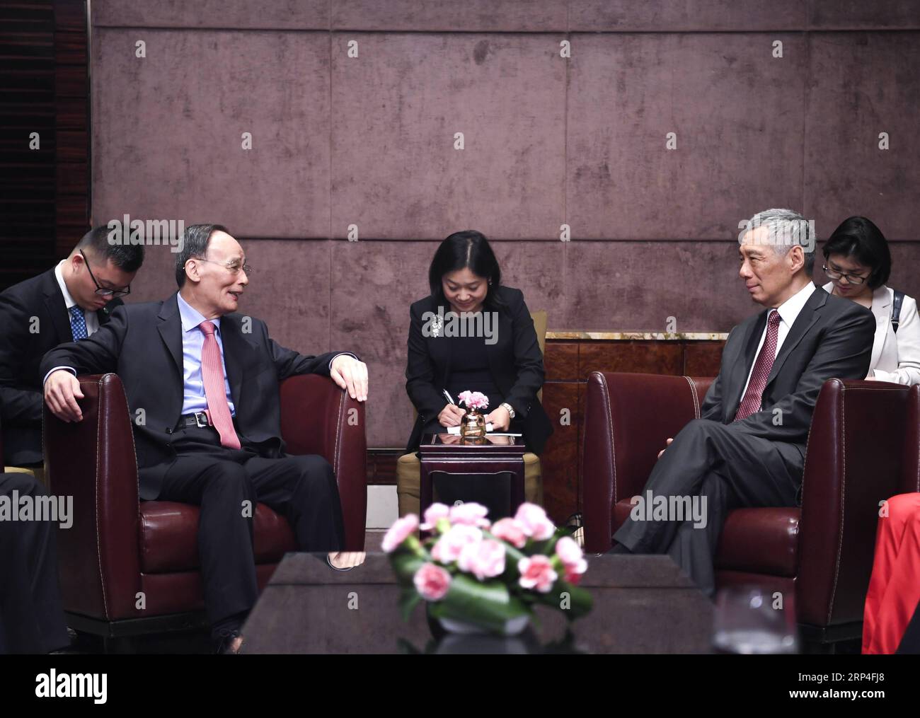 (181107) -- SINGAPUR, 7. November 2018 -- der chinesische Vizepräsident Wang Qishan (L) trifft am 6. November 2018 in Singapur mit dem singapurischen Premierminister Lee Hsien Loong zusammen. ) (clq) SINGAPUR-CHINA-WANG QISHAN-LEE HSIEN LOONG-MEETING YanxYan PUBLICATIONxNOTxINxCHN Stockfoto