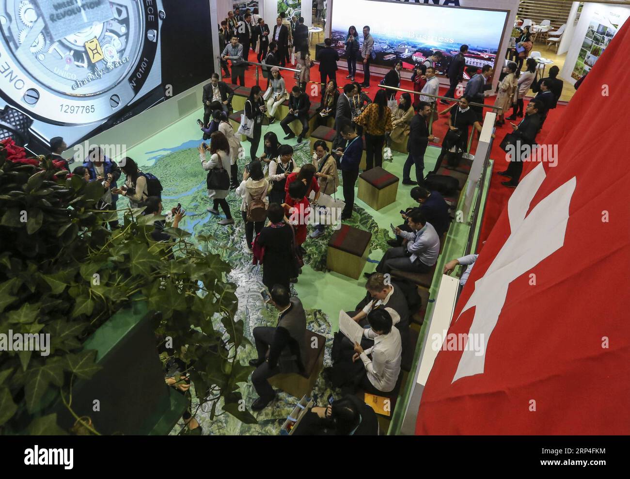 (181107) -- SHANGHAI, 7. November 2018 -- Besucher besuchen den Stand der Schweiz auf der ersten China International Import Expo (CIIE) in Shanghai, Ostchina, 6. November 2018. Insgesamt 82 Länder und drei internationale Organisationen stellten ihre Erfolge in der Wirtschafts- und Handelsentwicklung sowie wettbewerbsfähige Produkte an 71 Ständen im Länderpavillon für Handel und Investitionen auf der CIIE vor. ) (IMPORT EXPO)CHINA-SHANGHAI-CIIE-COUNTRY PAVILION (CN) YINXGANG PUBLICATIONXNOTXINXCHN Stockfoto