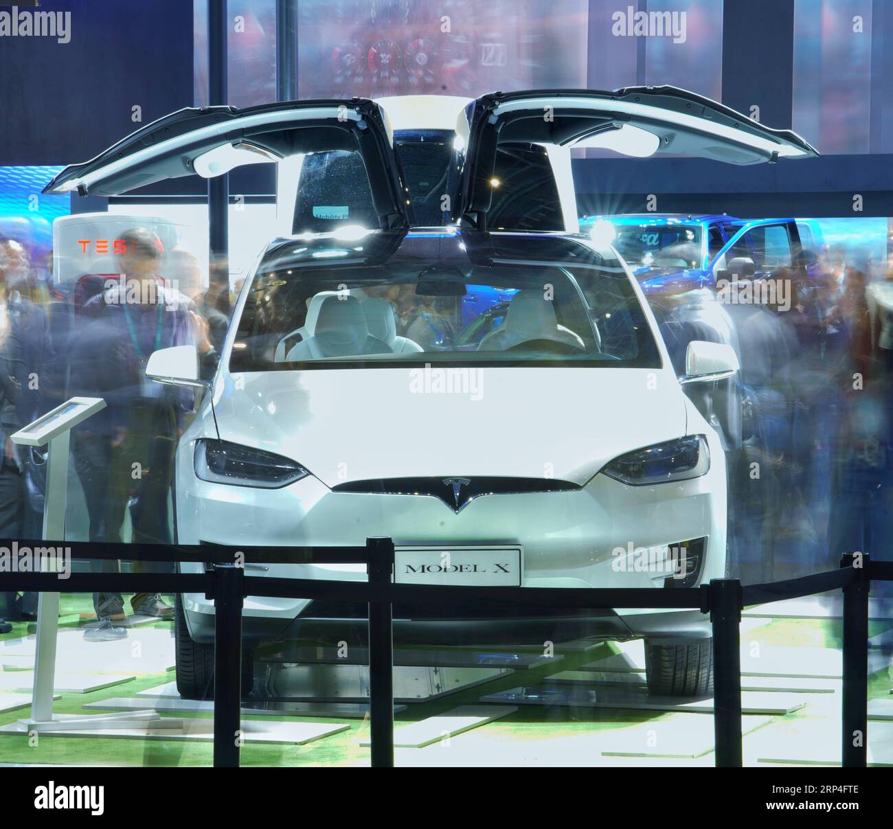 (181107) -- SHANGHAI, 7. November 2018 -- Besucher schauen sich Tesla Model X auf der ersten China International Import Expo in Shanghai, Ostchina, 7. November 2018 an. ) (wyl) Xinhua-Schlagzeilen: Amerikanische Unternehmen begehren auf der Importmesse XingxGuangli PUBLICATIONxNOTxINxCHN den aufkeimenden chinesischen Markt Stockfoto