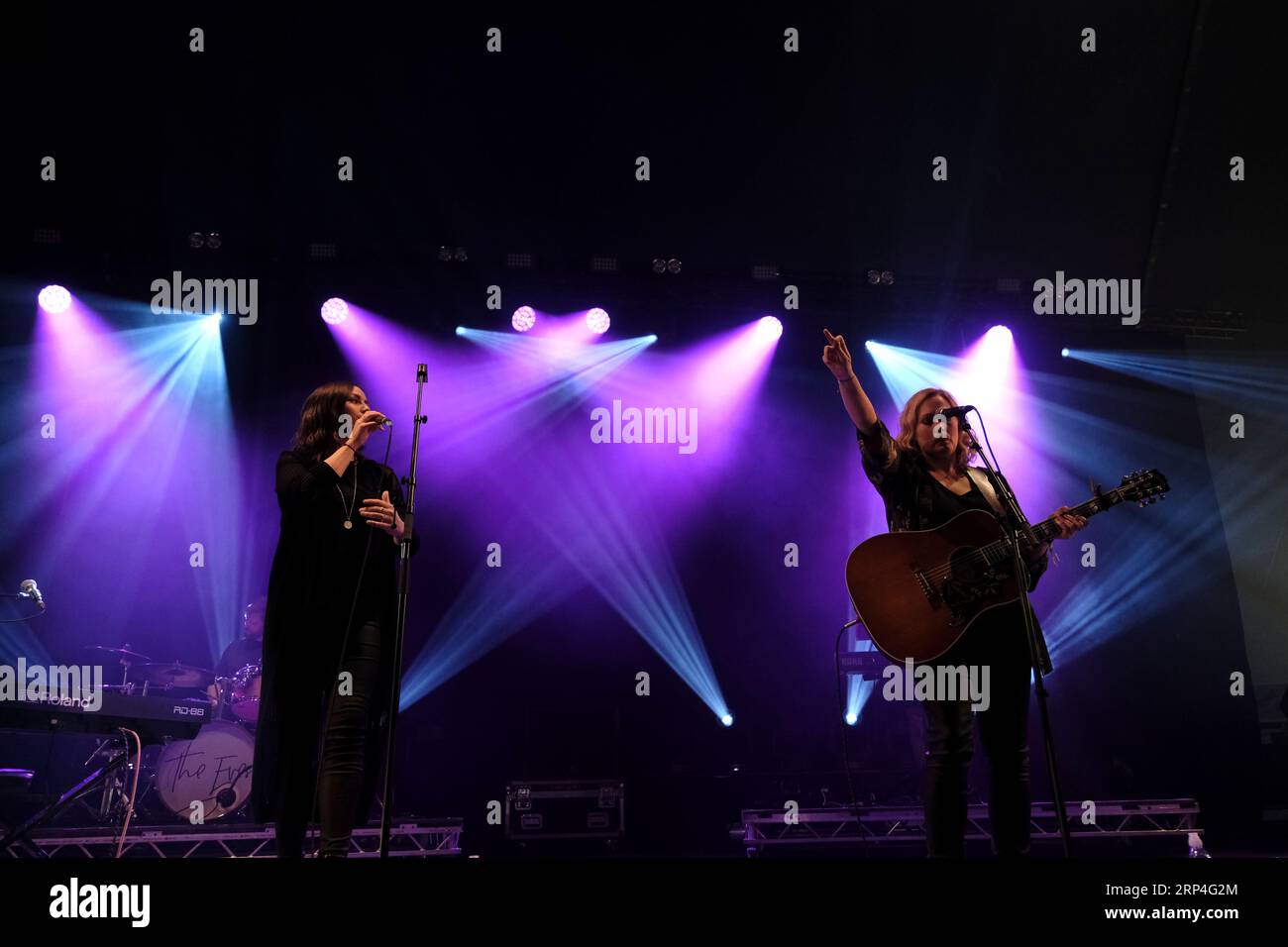 EdgeFest 2023, Musikfestival. Die Eves, die auf der Bühne des EdgeFest auftreten, Einem brandneuen Musikfestival in den Scottish Borders, Das in Lilliardsedge bei Jedburgh stattfindet. Musik und Unterhaltung für die ganze Familie, in der Sonne und unter der großen Spitze. Main Stage Line Up Day Two das schottische Pop-Duo The Eves sind Caroline Gilmour und Marissa Keltie, deren Explosion auf die Musikszene als kombinierte Kraft im Jahr 2018 sie als eine von ihnen etabliert hat. Die vielversprechendsten und aufregendsten Songwriter-Duos Großbritanniens mit ihrer herausragenden Marke für aufmunternden, melodischen Pop! ( Kredit: Rob Gray ) Stockfoto