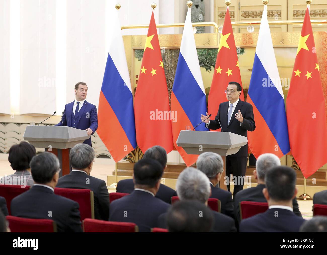 (181107) -- PEKING, 7. November 2018 -- der chinesische Ministerpräsident Li Keqiang (R) und der russische Premierminister Dmitri Medwedew treffen nach dem 23. Regelmäßigen Treffen der chinesischen und russischen Premierminister in Peking, der Hauptstadt Chinas, am 7. November 2018 Pressevertreter. ) (LMM) CHINA-BEIJING-LI KEQIANG-RUSSIAN PM-REGULAR MEETING-PRESS (CN) DINGXHAITAO PUBLICATIONXNOTXINXCHN Stockfoto