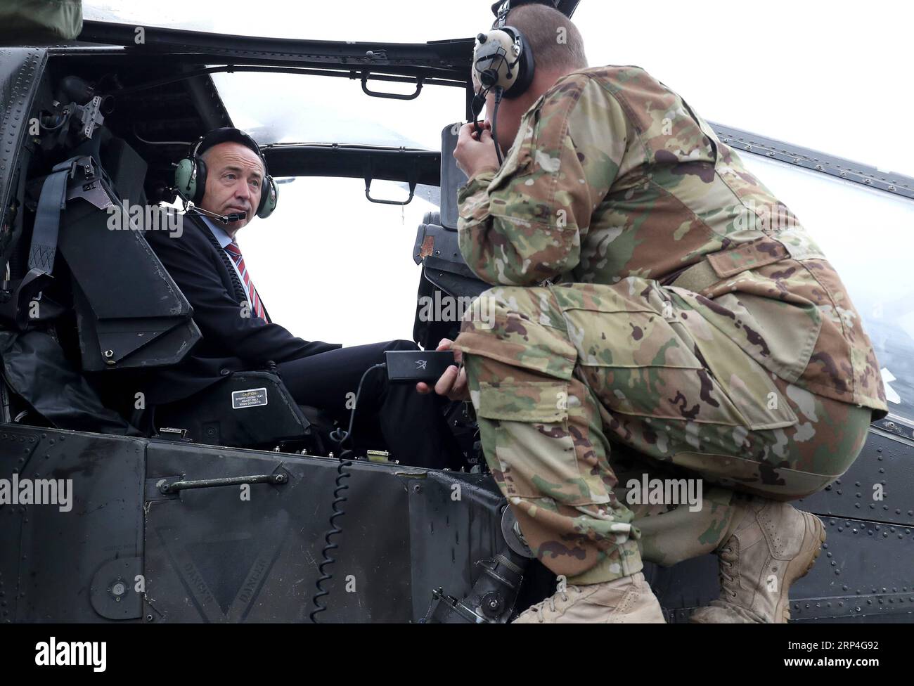 (181107) -- VELIKA GORICA (KROATIEN), 7. November 2018 -- der kroatische Verteidigungsminister Damir Krsticevic (L) besucht am 7. November 2018 einen US-Militärhubschrauber in Velika Gorica (Kroatien). Mehrere US-Militärhubschrauber landeten in Kroatien auf dem Weg nach Griechenland, wo sie sich auf die Teilnahme an der entschiedenen Unterstützungsmission der NATO in Afghanistan vorbereiten werden. ) KROATIEN-VELIKA GORICA-US-MILITÄRHUBSCHRAUBER-NATO-MISSION IGORXKRALJ PUBLICATIONXNOTXINXCHN Stockfoto