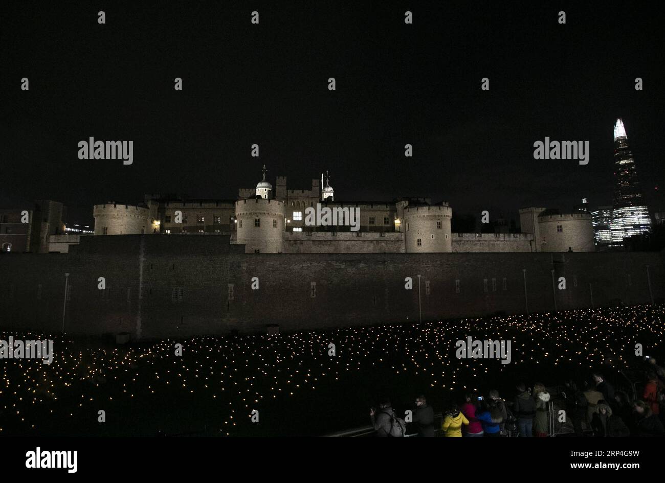 (181108) -- LONDON, 8. November 2018 -- die Leute sehen die Installation Beyond the Deepening Shadow: The Tower Remember at the Tower of London in London, Großbritannien, am 7. November 2018. Diese Installation ist Teil einer landesweiten Veranstaltungsreihe zum 100. Jahrestag des Endes des Ersten Weltkriegs. ) (yy) GROSSBRITANNIEN-LONDON-INSTALLATION-WWI-100 Jahre HanxYan PUBLICATIONxNOTxINxCHN Stockfoto