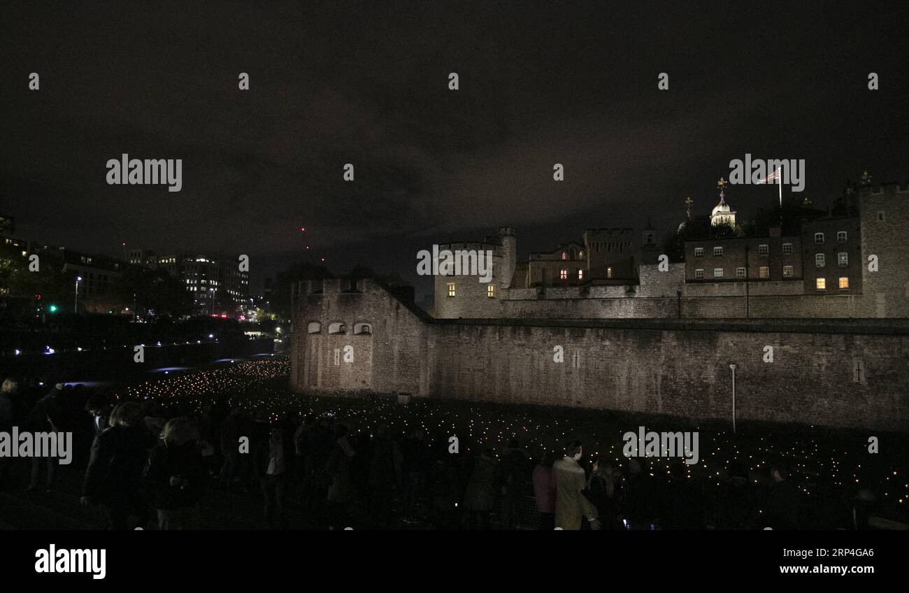 (181108) -- LONDON, 8. November 2018 -- die Leute sehen die Installation Beyond the Deepening Shadow: The Tower Remember at the Tower of London in London, Großbritannien, am 7. November 2018. Diese Installation ist Teil einer landesweiten Veranstaltungsreihe zum 100. Jahrestag des Endes des Ersten Weltkriegs. ) (yy) GROSSBRITANNIEN-LONDON-INSTALLATION-WWI-100 Jahre HanxYan PUBLICATIONxNOTxINxCHN Stockfoto