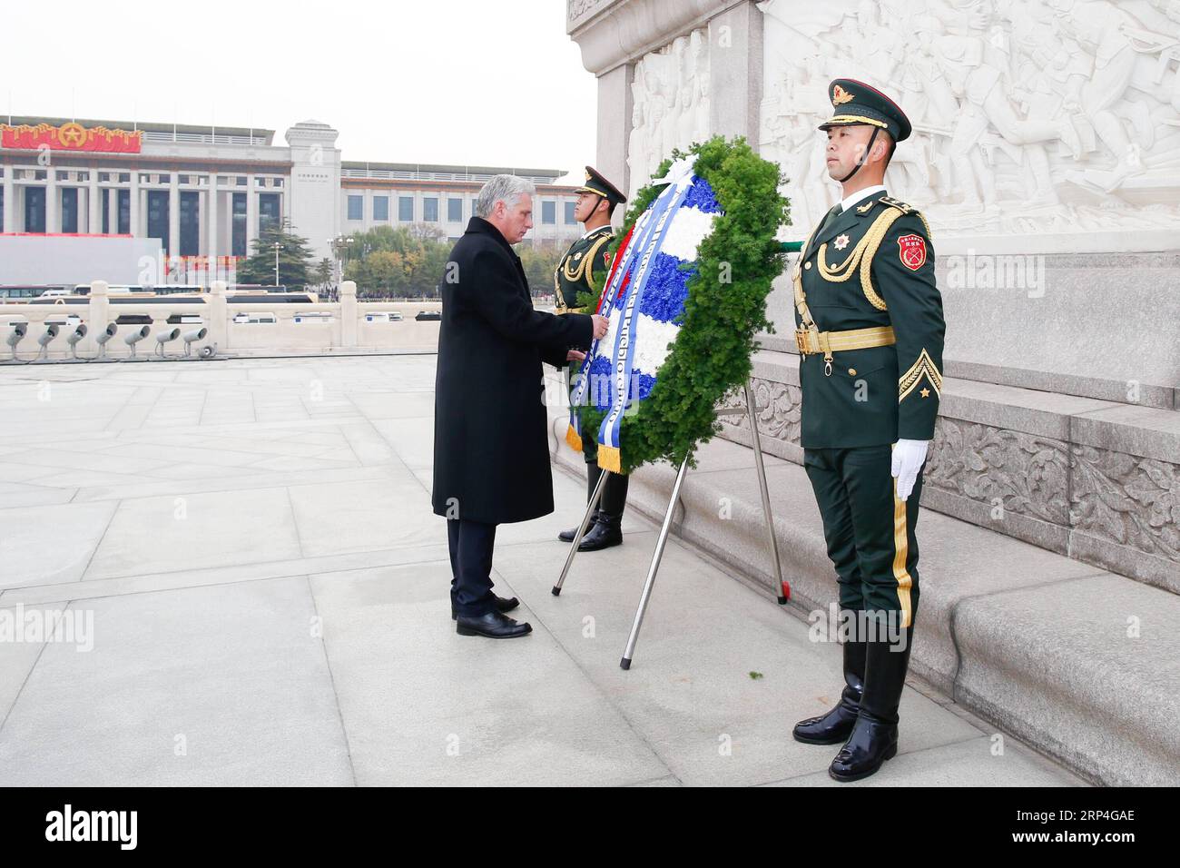 (181108) -- PEKING, 8. November 2018 -- der kubanische Präsident Miguel Diaz-Canel legt einen Kranz am Denkmal für die Volkshelden auf dem Platz des Himmlischen Friedens in Peking, der Hauptstadt Chinas, am 8. November 2018. ) (clq) CHINA-PEKING-KUBANISCHE PRÄSIDENT-DENKMAL-TRIBUT (CN) LiuxBin PUBLICATIONxNOTxINxCHN Stockfoto